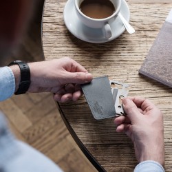 Carta di credito multifunzione in titanio