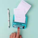 Macchina da scrivere con foglietti adesivi