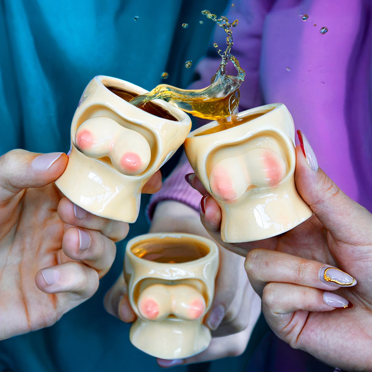 Bicchierini con seni rimbalzanti