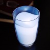 Bicchiere di latte luminoso