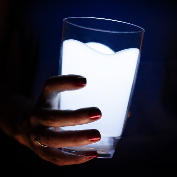 Bicchiere di latte luminoso