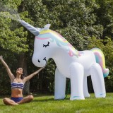 Unicorno gigante spruzza acqua