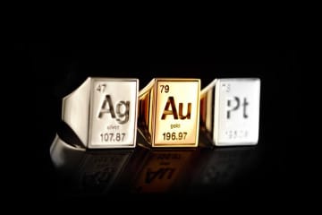 Anelli preziosi con elementi della tavola periodica