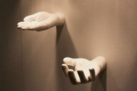 Mensole e portaoggetti a forma di mani Mensole e portaoggetti a forma di mani