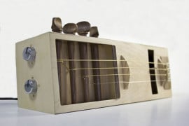 La sveglia acustica, una chitarra a misura di comodino sveglia-acustica