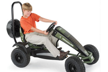 All-terrain Jeep a pedali