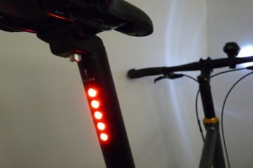 Reggisella con luci LED integrate