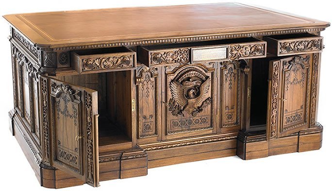 replica-della-scrivania-del-presidente-usa-2