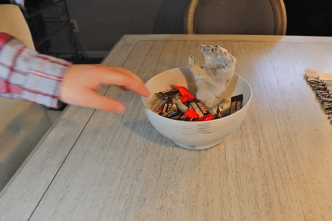 Ciotola con mano animata