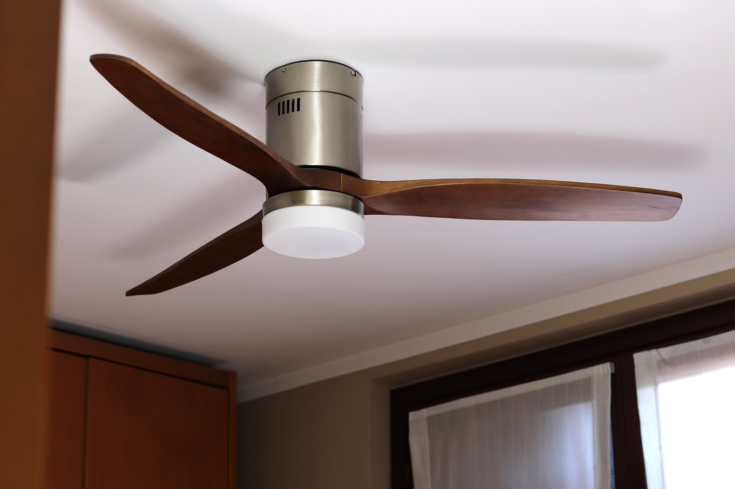 Ventilatore da soffitto con luce IKOHS FLOWOOD 