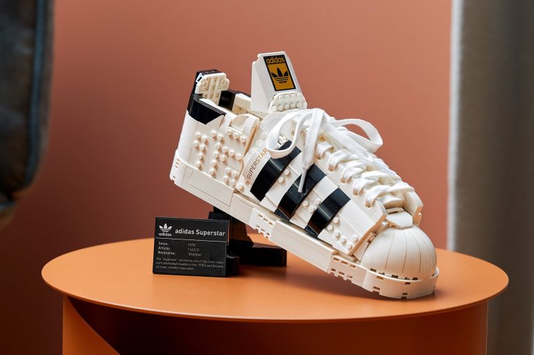 Scarpa LEGO Adidas Superstar (scarpa su piedistallo)