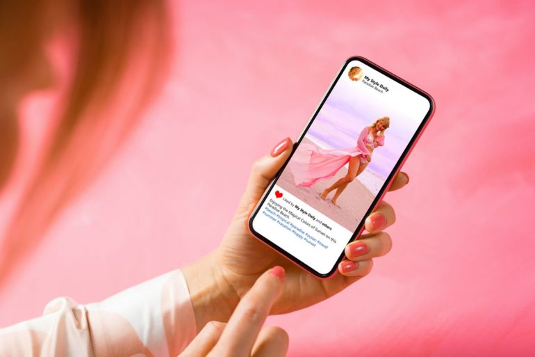 Persona che usa social su smartphone (Depositphotos)