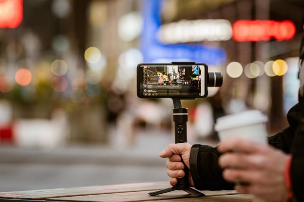 Fotografia da smartphone su stabilizzatore (Depositphotos)