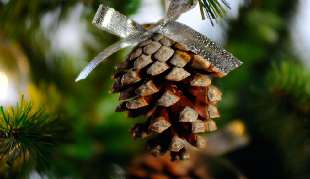 Albero di Natale decorato con le pigne