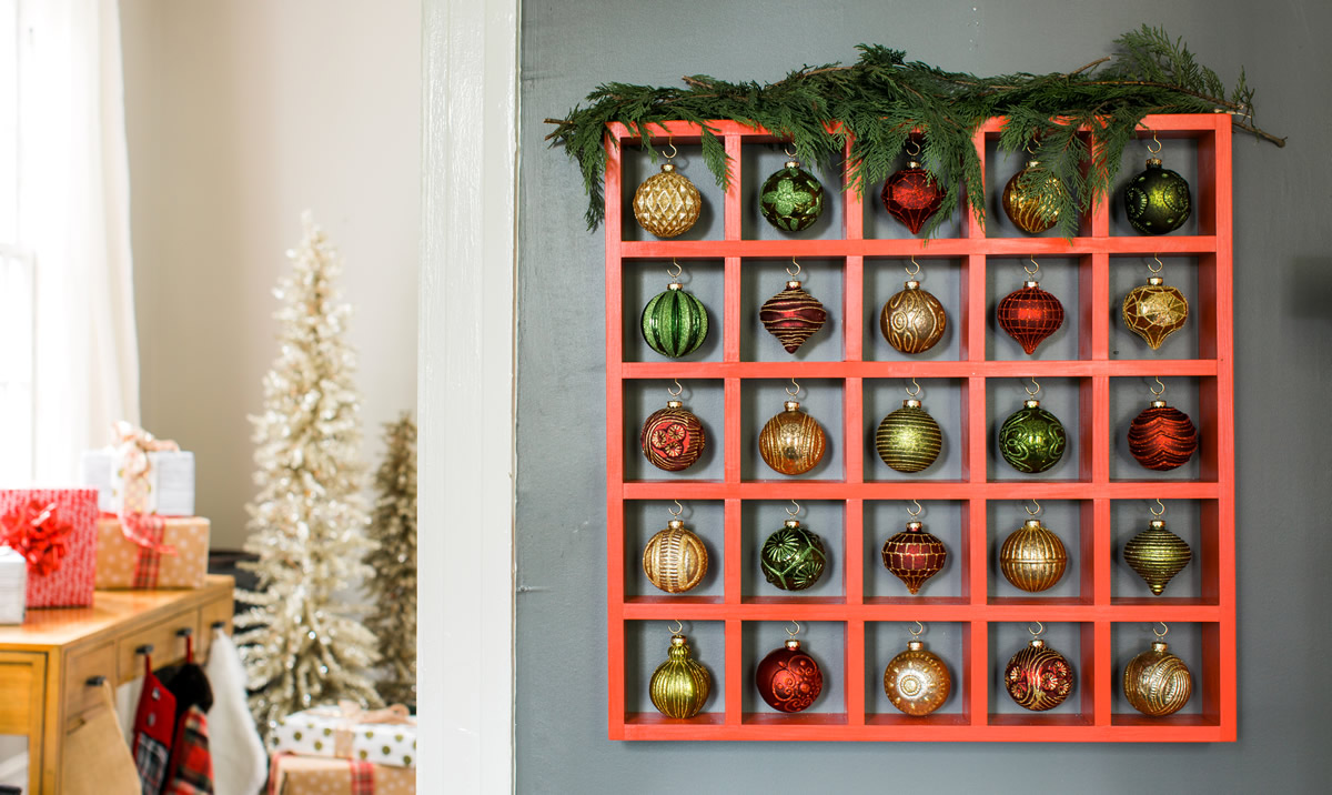 Decorazione a griglia con palline di Natale