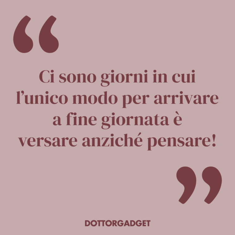 Ci sono giorni in cui l'unico modo per arrivare a fine giornata è versare anziché pensare! (Frasi vino divertenti)